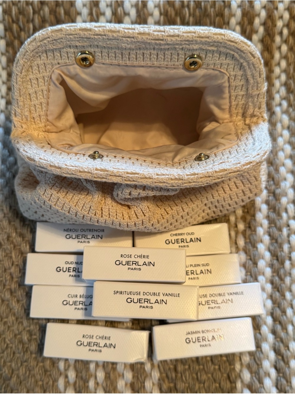 GUERLAIN white and beige sample gift set with woven beige clutch - Picture 4 of 5